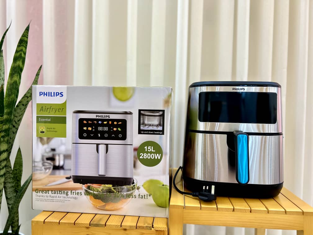 معرفی محصول: سرخ‌کن فیلیپس، یک دستگاه باکیفیت و مدرن است که به شما امکان می‌دهد غذاهای مورد علاقه‌تان را با کیفیت عالی و بدون استفاده از روغن زیاد تهیه کنید. این دستگاه با طراحی شیک و کاربری آسان، بهترین گزینه برای آشپزهای خانگی است.